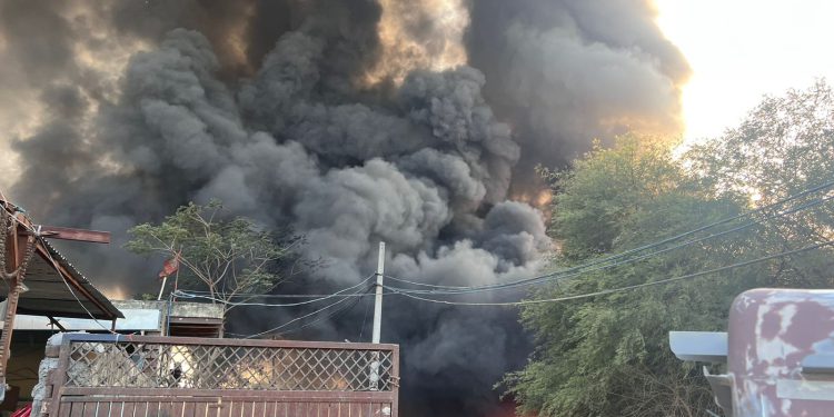 कैमिकल के गोदाम में लगी भीषण आग में दो गाड़ियां जली, दमकल की दर्जनों गाड़ियों ने घंटों के बाद आग पर पाया काबू