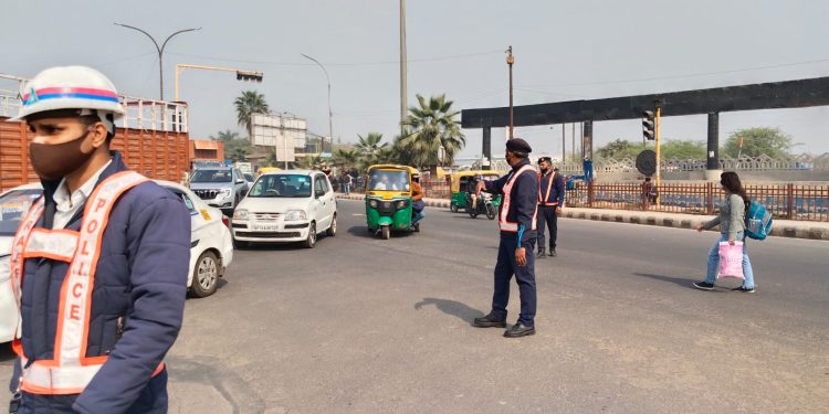 गौतम बुद्ध नगर में बिना सिक्योरिटी नंबर प्लेट वाहनों पर आज से लगेगा जुर्माना