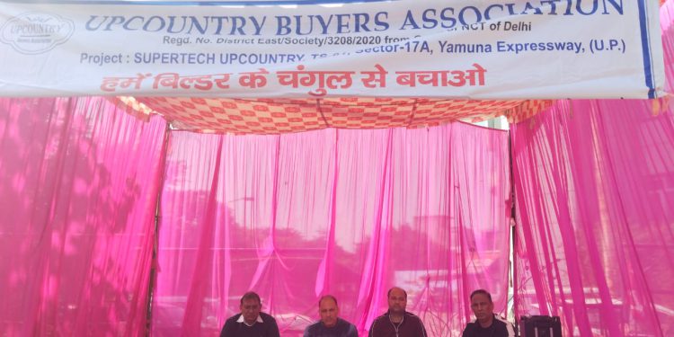 दशको बाद भी नही मिला आशियाना, सुपरटेक बिल्डर के खिलाफ यमुना ऑथोरिटी पर मांगो को लेकर धरना दे रहे है निवेशक