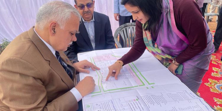 यमुना प्राधिकरण के औद्योगिक सेक्टरों का मुख्य सचिव ने किया निरीक्षण, विकास कार्यों का लिया जायजा