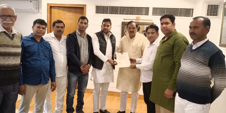 ग्रेटर नोएडा। केंद्रीय विद्यालय बचाओ संघर्ष समिति ने सांसद महेश शर्मा से मुलाकात कर दिया ज्ञापन