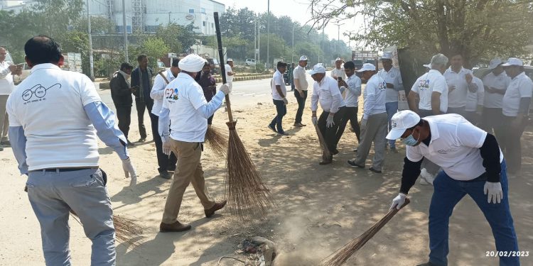 ग्रेटर नोएडा। उद्यमियों ने स्वच्छ भारत अभियान के तहत की साफ-सफाई और किया वृक्षारोपण