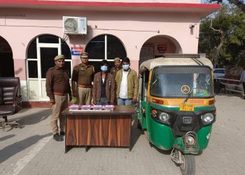 ग्रेनो वेस्ट में छत काटकर घरों व दुकानों में चोरी करने वाले दो शातिर चोरों को पुलिस ने किया गिरफ्तार