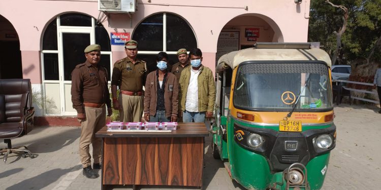 ग्रेनो वेस्ट में छत काटकर घरों व दुकानों में चोरी करने वाले दो शातिर चोरों को पुलिस ने किया गिरफ्तार