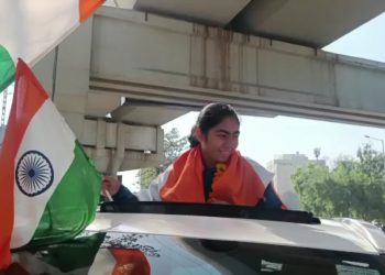 अंडर 19 महिला विश्व कप जीतने के बाद स्पिनर पार्श्वि चोपड़ा का ग्रेटर नोएडा पहुँचने पर हुआ जोरदार स्वागत