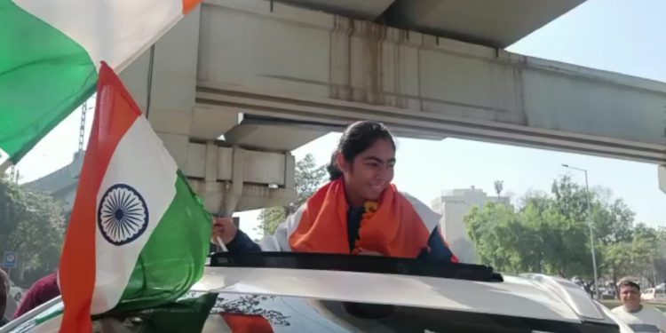 अंडर 19 महिला विश्व कप जीतने के बाद स्पिनर पार्श्वि चोपड़ा का ग्रेटर नोएडा पहुँचने पर हुआ जोरदार स्वागत