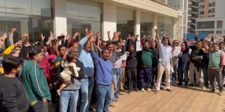 ग्रेनो वेस्ट। पंचशील ग्रीन्स 2 में सुविधाएं न मिलने से परेशान निवेशक बोले योगी आदित्यनाथ को दान कर देंगे फ्लैट