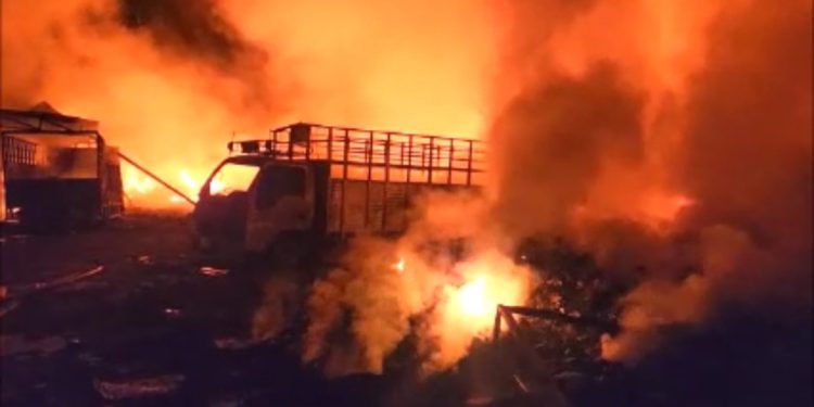 कबाड़ के गोदाम में लगी भीषण आग, दो ट्रक सहित लाखो का सामान जलकर राख