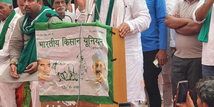 नोएडा एयरपोर्ट से प्रभावित किसानों की महापंचायत में बोले राकेश टिकैत,  मांगे पूरी नही हुई तो होगा आंदोलन