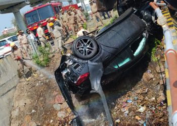 ग्रेटर नोएडा में तेज रफ्तार मर्सिडीज कार और बस का हुआ भीषण सड़क हादसा चालक सहित कई लोग घायल