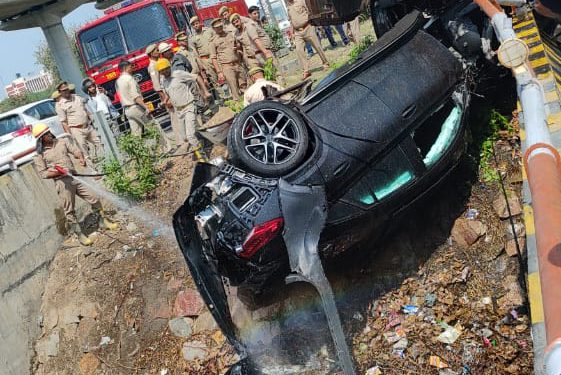 ग्रेटर नोएडा में तेज रफ्तार मर्सिडीज कार और बस का हुआ भीषण सड़क हादसा चालक सहित कई लोग घायल