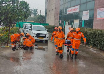 भूकंप से निपटने के लिए ग्रेटर नोएडा में हुई मॉकड्रिल, आपदा से बचाव की तैयारियों का लिया जायजा