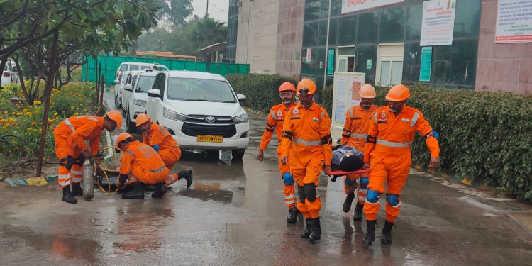 भूकंप से निपटने के लिए ग्रेटर नोएडा में हुई मॉकड्रिल, आपदा से बचाव की तैयारियों का लिया जायजा