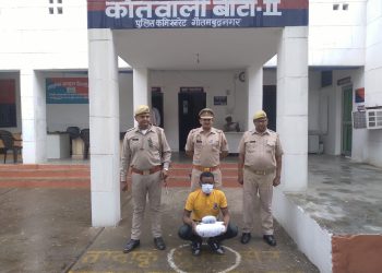 अवैध गांजे के साथ विदेशी नागरिक गिरफ्तार, दिल्ली से गांजे लाकर ग्रेनो में विदेशी नागरिकों को बेचता था गांजा