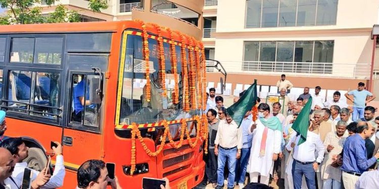 जेवर विधानसभा में यमुना सारथी बस सेवा प्राधिकरण ने की शुरू, दैनिक यात्रियों स्टूडेंट और नौकरी पैसे लोगों को मिलेगा लाभ।