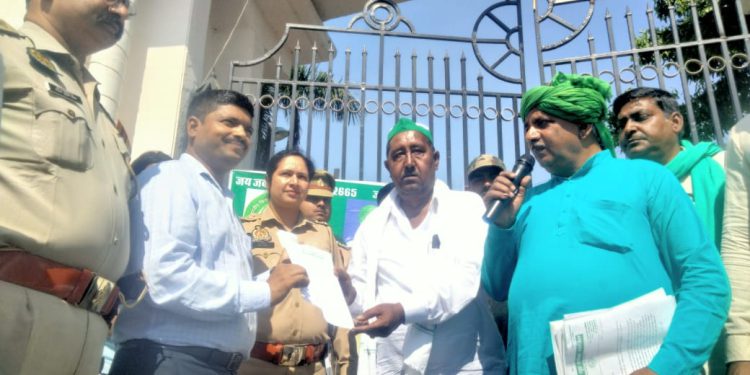 भाकियू लोक शक्ति ने किसानों की समस्याओं को लेकर जीबीयू की पंचायत, एसडीएम को सौपा ज्ञापन