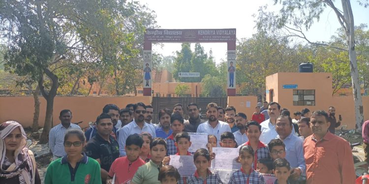 केंद्रीय विद्यालय की तरफ से अभिभावकों मिले आश्वासन के बाद टला आंदोलन