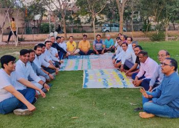 सेक्टर डेल्टा टू में नियम विरुद्ध कराएं जा रहे आरडब्लूए चुनाव के संबंध में सेक्टर वासियों ने की बैठक