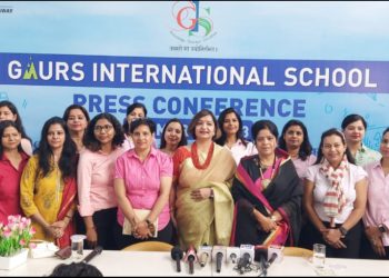 गौर इंटरनेशनल स्कूल की कामयाबी के दो साल, केक काटकर मनाया जश्न