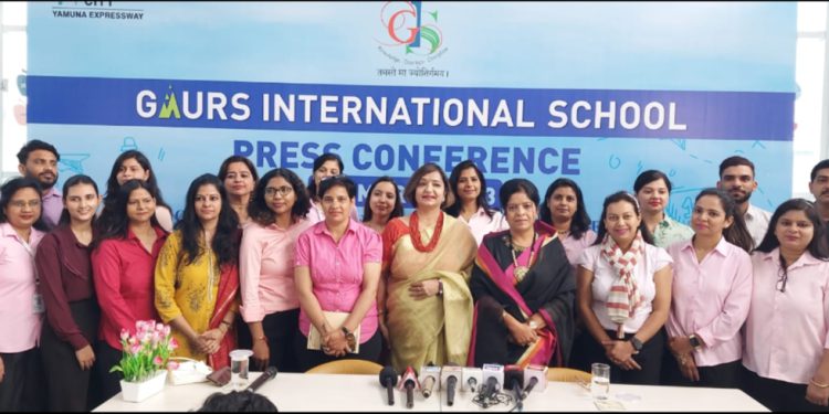 गौर इंटरनेशनल स्कूल की कामयाबी के दो साल, केक काटकर मनाया जश्न