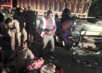 यमुना एक्सप्रेस वे पर ओवरटेक करते समय दो गाड़ियां टकराई दो बच्चे सहित 8 लोग घायल