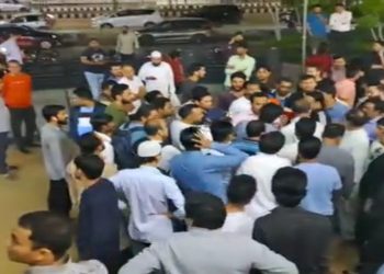 सोसायटी के बेसमेंट टेंट लगाकर नमाज़ पढ़ने के लेकर हुआ हंगामा, पुलिस ने हटाया टेंट