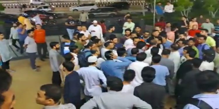 सोसायटी के बेसमेंट टेंट लगाकर नमाज़ पढ़ने के लेकर हुआ हंगामा, पुलिस ने हटाया टेंट