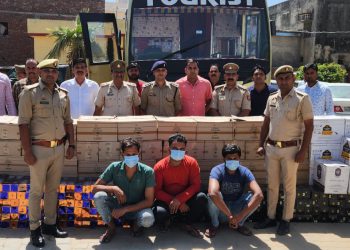 हरियाणा से बस द्वारा बिहार में तस्करी करने वाले तीन तस्करो को पुलिस ने किया गिरफ्तार, 15 लाख रुपए की शराब बरामद