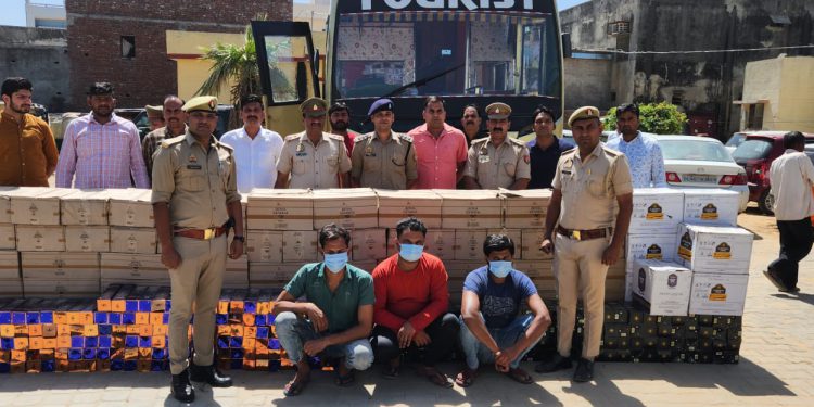 हरियाणा से बस द्वारा बिहार में तस्करी करने वाले तीन तस्करो को पुलिस ने किया गिरफ्तार, 15 लाख रुपए की शराब बरामद