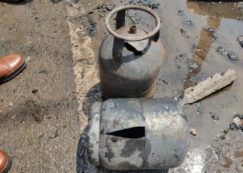 सिलेंडर फटने से झुग्गियों में लगी आग, दो लोग झुलसे