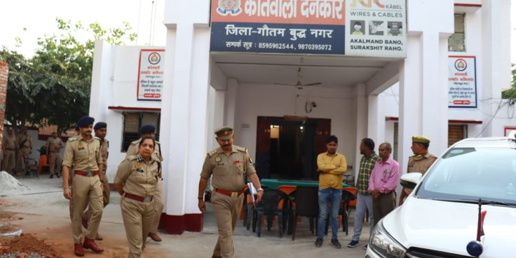 पुलिस कमिश्नर ने दनकौर थाने का किया औचक निरीक्षण