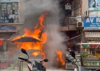 ग्रेनो वेस्ट में फास्ट फूड की दुकान में लगी भीषण आग