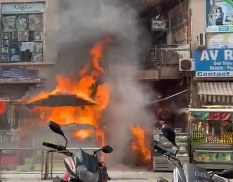 ग्रेनो वेस्ट में फास्ट फूड की दुकान में लगी भीषण आग