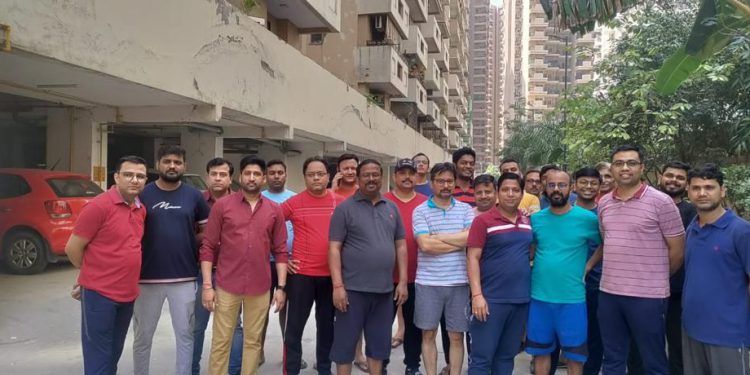 ग्रेनो वेस्ट में पानी की किल्लत को लेकर बिल्डर और प्राधिकरण के खिलाफ विरोध प्रदर्शन