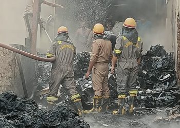ग्रेटर नोएडा में पॉलिथीन बनाने वाली कंपनी में लगी भीषण आग, कोई जनहानि नहीं, लाखों का सामान जलकर राख