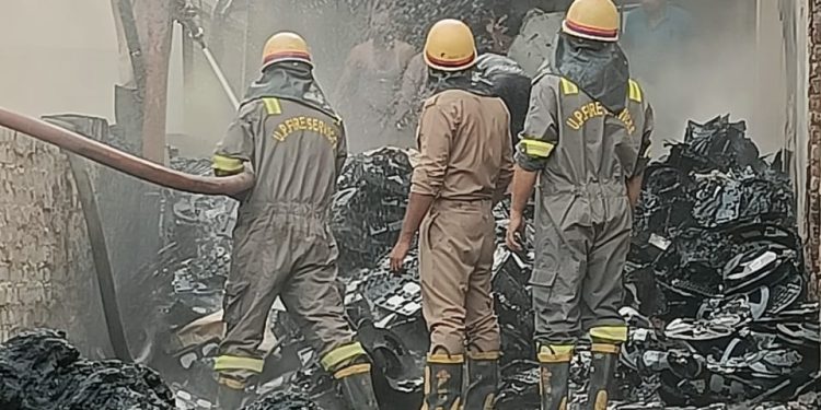 ग्रेटर नोएडा में पॉलिथीन बनाने वाली कंपनी में लगी भीषण आग, कोई जनहानि नहीं, लाखों का सामान जलकर राख