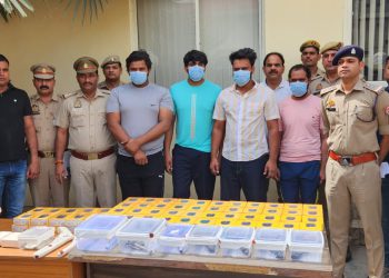 चार शातिर बदमाशों को पुलिस ने किया गिरफ्तार, अवैध हथियार सहित चोरी का सामान बरामद।