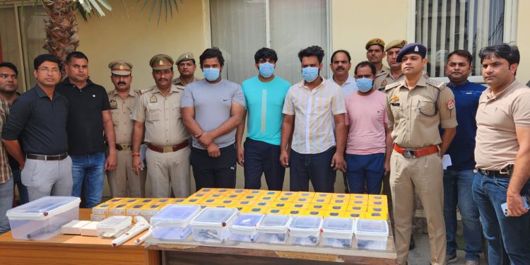 चार शातिर बदमाशों को पुलिस ने किया गिरफ्तार, अवैध हथियार सहित चोरी का सामान बरामद।