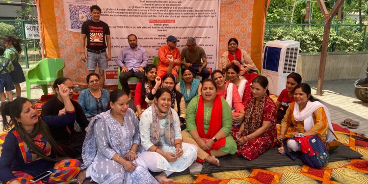 सुपरटेक बिल्डर के खिलाफ निवासियों का धरना प्रदर्शन, मांग पूरी न होने तक जारी रहेगा धरना