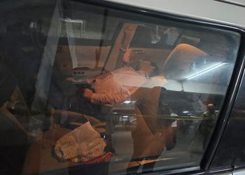 एयरलाइंस कंपनी के मैनेजर ने सोसायटी की पार्किंग में खड़ी गाड़ी में किया सुसाइड