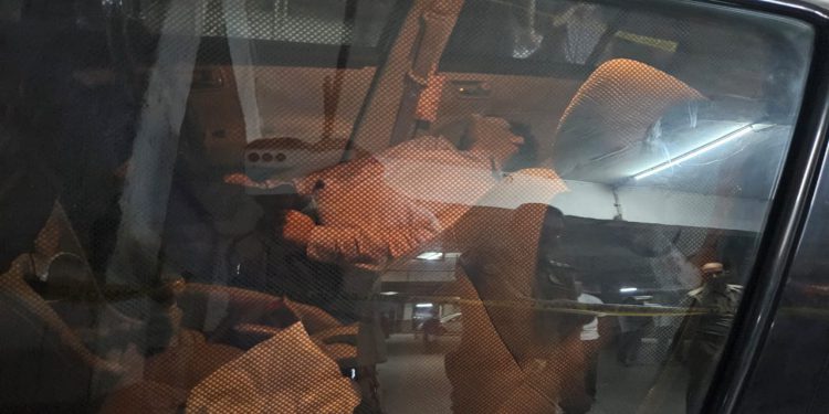 एयरलाइंस कंपनी के मैनेजर ने सोसायटी की पार्किंग में खड़ी गाड़ी में किया सुसाइड