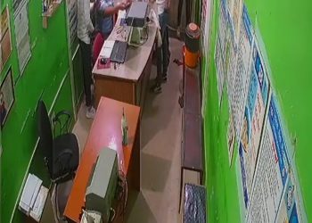 बदमाशो ने हथियार के बल पर जनसुविधा केंद्र पर की लूट, घटना सीसीटीवी में कैद