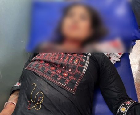 ग्रेनो में दिनदहाड़े पति व देवर महिला पर किया जानलेवा हमला कर हुए फरार, गंभीर हालत में महिला ने राहगीरों लगाई मद्त की गुहार