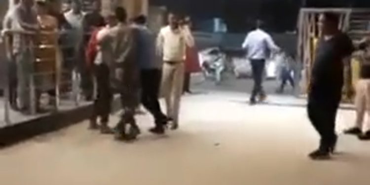 सोसायटी में एंट्री को लेकर सिक्योरिटी गार्ड और डिलीवरी बॉय के बीच जमकर हुई मारपीट