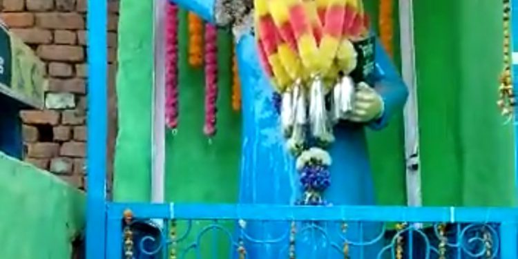 चुनाव से पहले माहौल बिगाड़ने की कोशिश, असामाजिक तत्वों ने अंबेडकर की मूर्ति को किया छतिग्रस्त