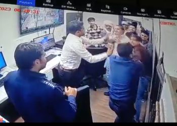 लुहारली टोल प्लाजा पर कार निकालने को लेकर हुई मारपीट, देखे वीडियो