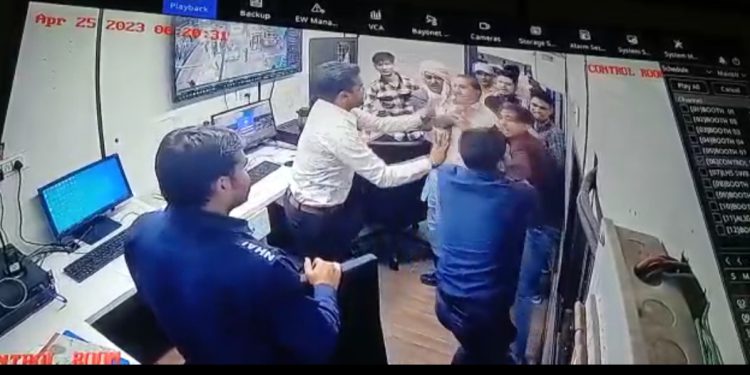 लुहारली टोल प्लाजा पर कार निकालने को लेकर हुई मारपीट, देखे वीडियो