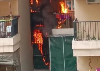 ग्रेटर नोएडा वेस्ट की गौर सिटी सोसायटी में अचानक से लगी आग, फायर ब्रिगेड ने घंटों की मशक्कत के बाद आग पर पाया काबू