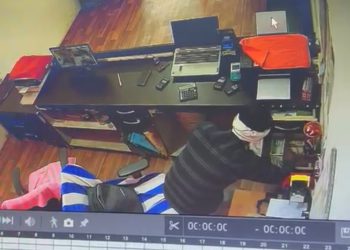 कार सवार चोर ने दिन दहाड़े लॉक तोड़कर दुकान से 80 हजार रुपये किए चोरी, सीसीटीवी में कैद हुआ चोर