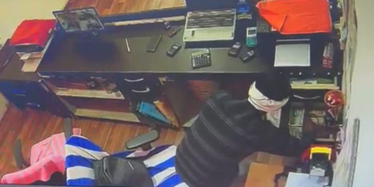 कार सवार चोर ने दिन दहाड़े लॉक तोड़कर दुकान से 80 हजार रुपये किए चोरी, सीसीटीवी में कैद हुआ चोर